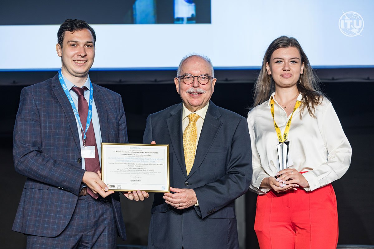 Команда Цифровой кафедры МГИМО на церемонии награждения премии ООН WSIS Prizes 2026: диплом и статуэтка в руках представителей проекта IDENTITY