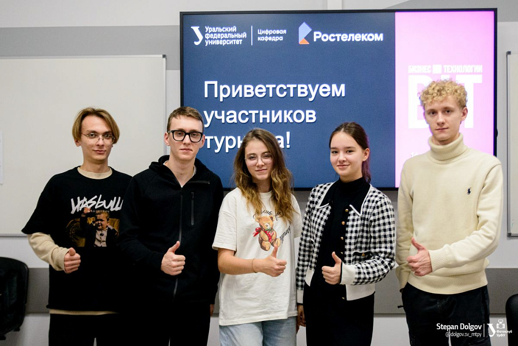 Участники Цифрового клуба на выездном мероприятии у партнера